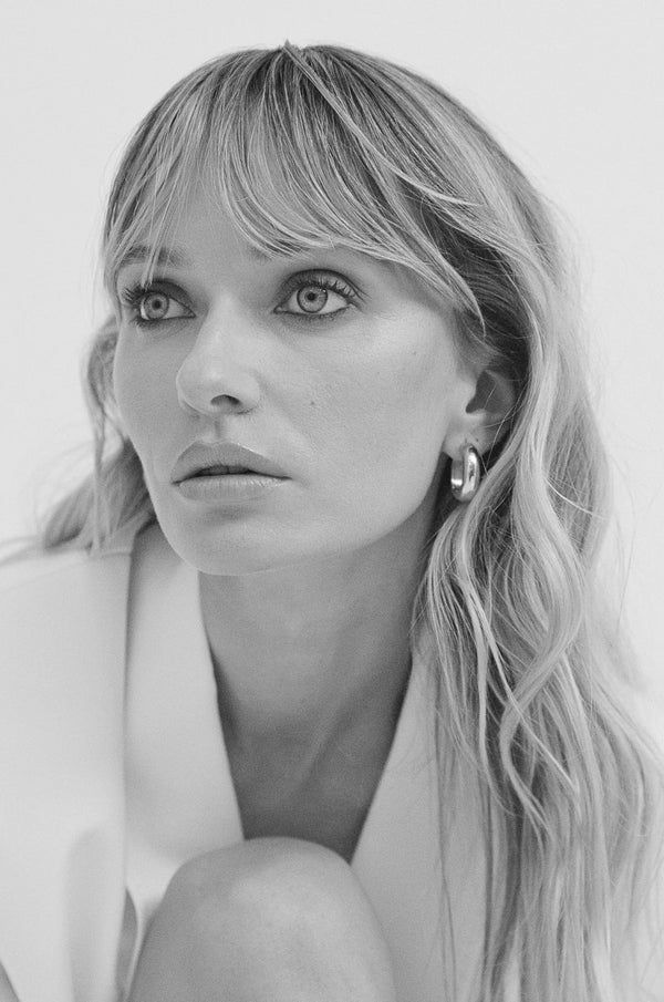 Petite thick huggies- White gold 25mm